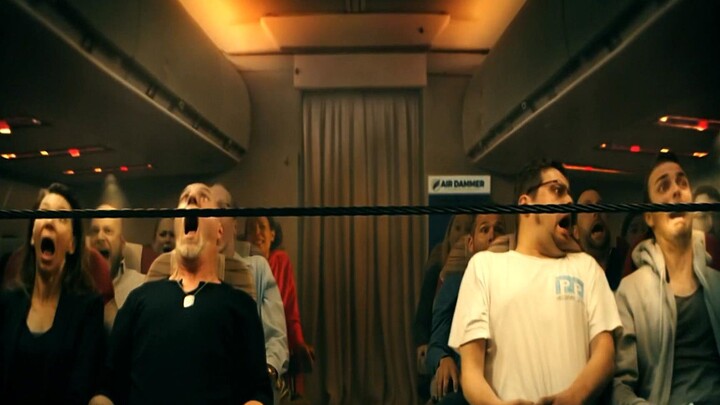 A passenger plane is pierced through by a steel wire, resulting in a "hundred-person massacre" at hi