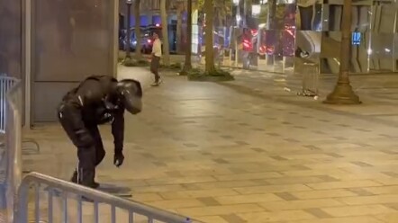 【POLISI】Polisi Prancis yang baik hati membantu saudara muda yang baik hati dengan mengambilkan ponse