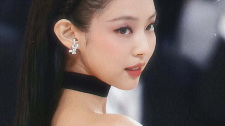 Tạo hình này của Jennie xứng đáng được khen cả tỷ lần luôn!!! Đẹp xuất sắc, lấn át mọi thứ!!!