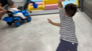 《手忙脚乱 母慈子孝》