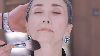 Nữ chủ tịch tập đoàn trông trẻ hơn ngay lập tức sau khi thay đổi cách trang điểm!