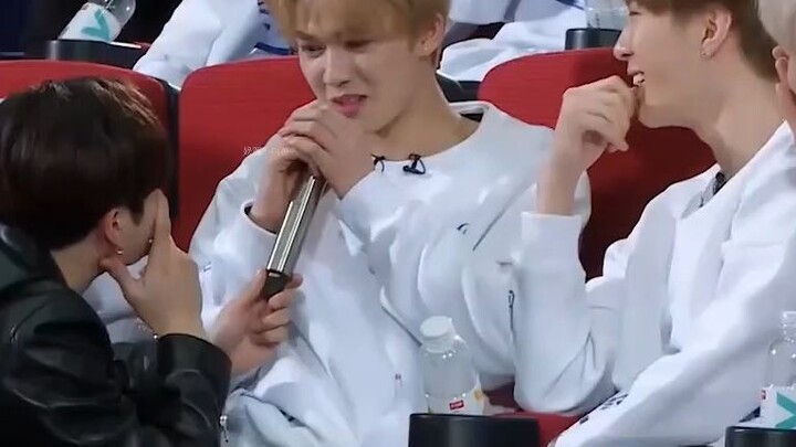 Seberapa kocak para seleb saat “makan semangka”? Fan Chengcheng sampai makan semangka di rumah sendi