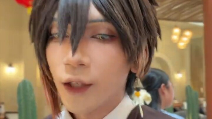 COSPLAY ANIME KELILING MALL