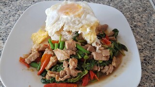 ผัดกระเพราหมูไข่ดาวเผ็ดๆแซ่บถึงใจ  Stir Fried Thai basil With Pork and a fried Egg