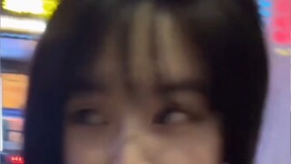 Saat kamu marah, masuklah ke kelas dan teriakkan kutukan nanas kepada teman sekelasmu.