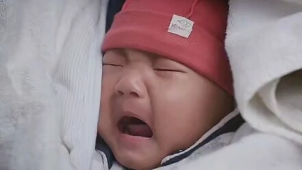 During the earthquake, the father used his life to protect his child—fatherly love is truly great.