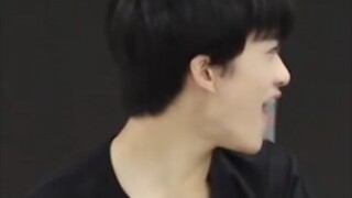 【邓佳鑫】全员背着夹心偷偷学舞实锤/笑拉了，这小表情跟马哥跟不上其他土豆的女团舞一模一样