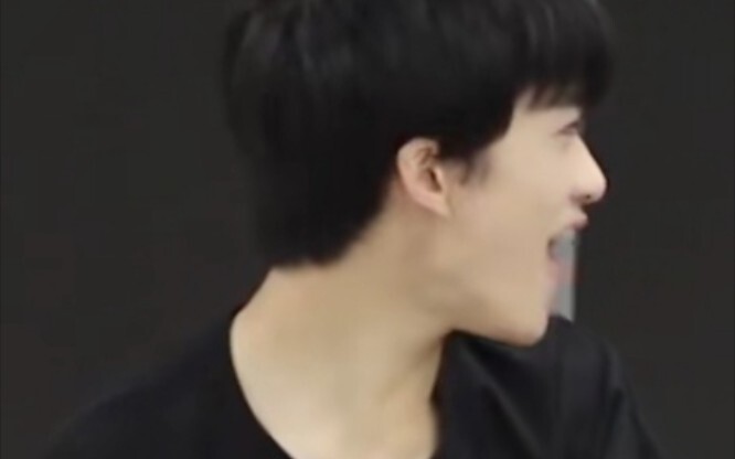 【邓佳鑫】全员背着夹心偷偷学舞实锤/笑拉了，这小表情跟马哥跟不上其他土豆的女团舞一模一样