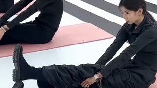 فتاة في امتحان الفنون لم تستطع لمس أصابع قدميها بيديها، "طول ساقي يبلغ حوالي 1.3 متر ولا أستطيع الوص