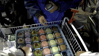 On the first day of setting up a stall to sell bo zai cakes, the popularity was overwhelming!