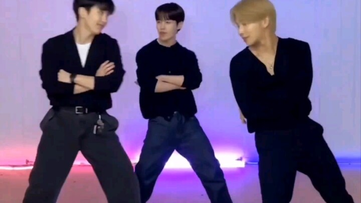 March 30: Heejae's casual outfit totally outshines the three public performances! 7 o'clock group co