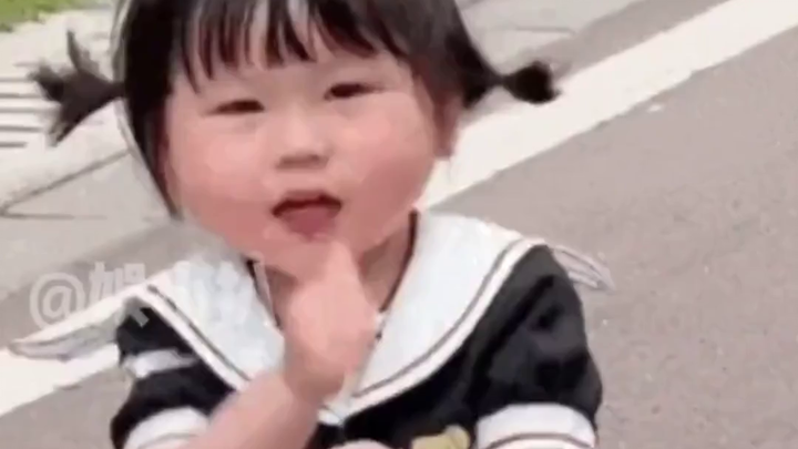 Pelanggan telepon pesan meja, bosnya malah lagi tidur, tinggal si bayi berusia tiga tahun yang manis