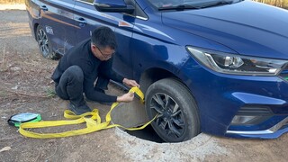 Dây kéo xe hóa ra còn có thể dùng theo cách này, ô tô rơi vào nắp cống, tôi đã thoát khỏi tình huống