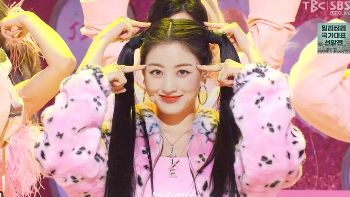 Even scientists can't solve the mystery of love | TWICE's "SCIENTIST" one-click costume remix