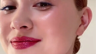 Para blogger kecantikan kembali berebut barang, cukup dengan menyentuh bibir sedikit saja sudah bisa