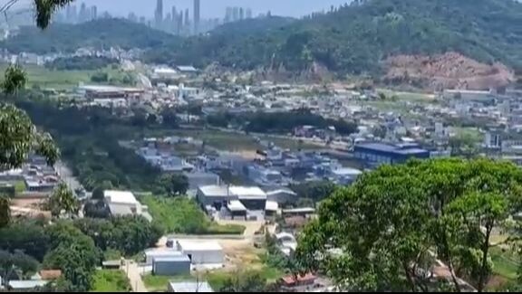 Vista do alto de um morro em Camboriú