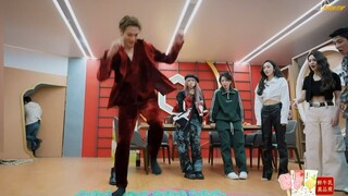 Nhìn đau quá!! Zando có thể nhảy house trên thảm bấm huyệt không? [Zando SANTA｜Chương trình] Dance C