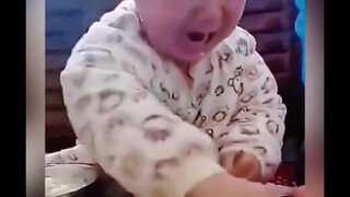 Phải làm sao nếu con bạn hay giữ đồ ăn khi ăn? Phương pháp này thật tuyệt vời!