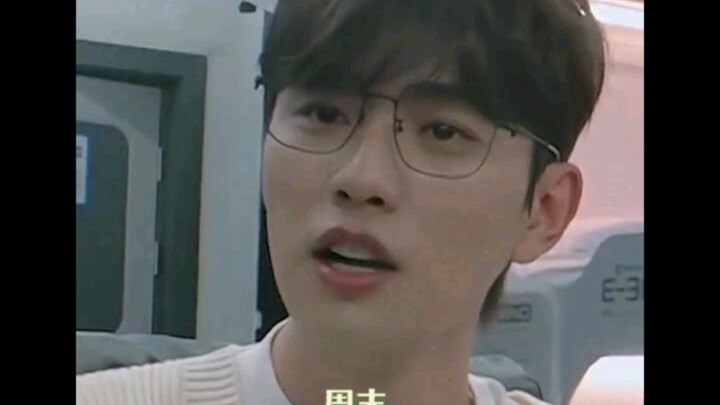 Wu Yuheng is so into gaming that Wang Jingxuan and Shen Yue keep giving him the talk—just like when 