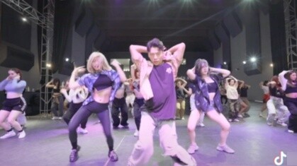 ท่าเต้นประจำเพลง "Love Like Fire"