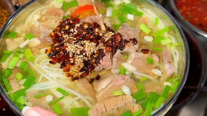 เช้าๆ ที่ยูนนานได้ซดน้ำก๋วยเตี๋ยวเส้นข้าวเนื้อสักชาม ฟินสุดๆ เลย～