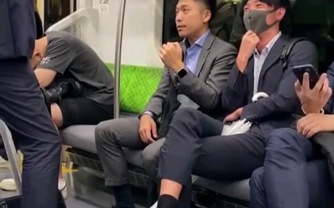 在日本，黑袜皮鞋西装是上班族标配