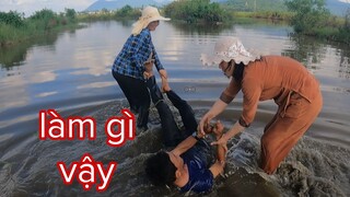 Tư Cà Khịa Bị Chị Em Sáu Sành Làm Một Trận Lên Bờ Xuống Ruộng