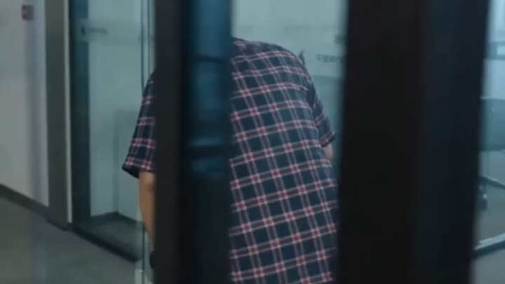 Bos: Pemecatan harus dilakukan secepat mungkin! Pak Han: Baik, saya bawa perusahaan ini bersama saya