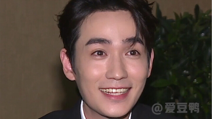 Phải làm sao đây, ngoài đời anh ấy trông giống người bị nhốt vào lồng hơn!