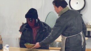 第一次戴面具出门跳舞，还是放不开...