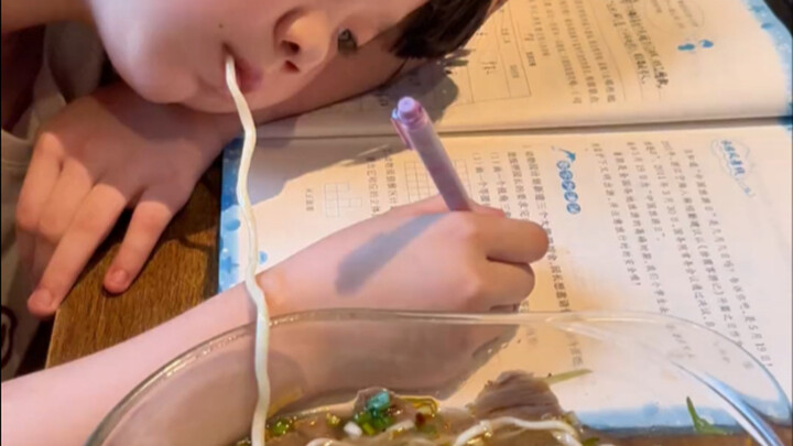 人类幼崽放假写作业belike！