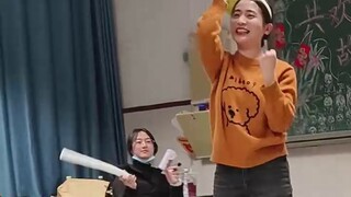 Sau ba năm, tôi lại nhảy điệu thư ký cho sinh viên trong tiệc đêm giao thừa~