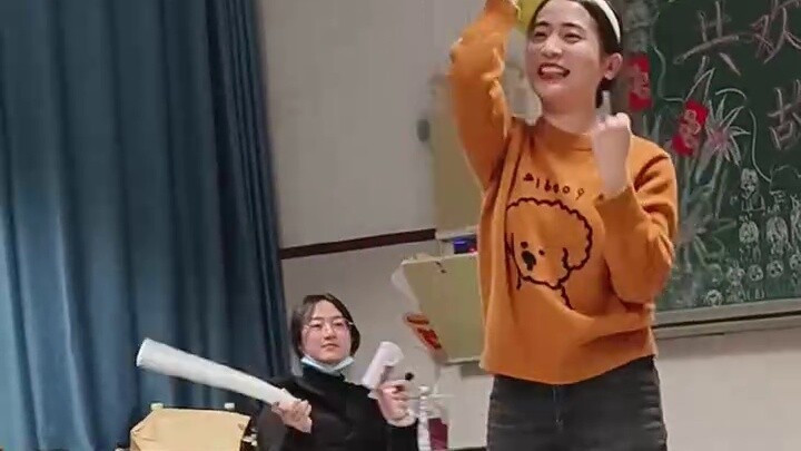After three years, I danced the secretary dance for students again at the New Year's Eve party~