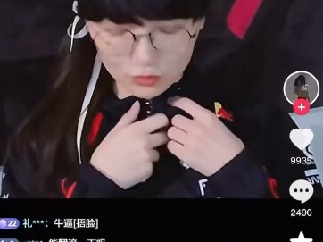 فيديوهات مختارة من بث فاكر وهو يرتدي ملابس نسائية