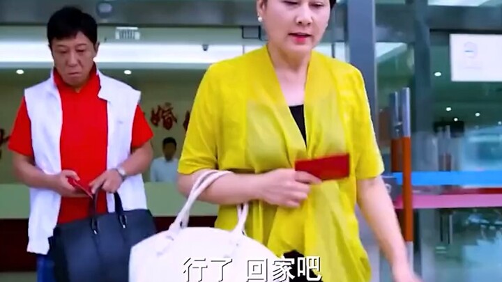 قضت الزوجة حياتها كلها ثم قررت الطلاق، وعندما خرجت من مكتب الأحوال المدنية شعرت بالذهول!