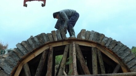 The total construction time was 19 days, 480 cubic meters of stone was used, and a stone arch bridge