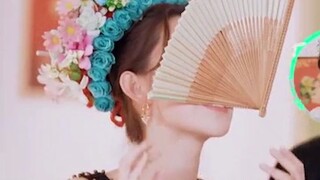 لا أستطيع التوقف عن الضحك. هذه أول مرة أرى فيها نجمةً مشهورةً تتصرف بعجزٍ كحقيرةٍ في برنامجٍ منوع. ه