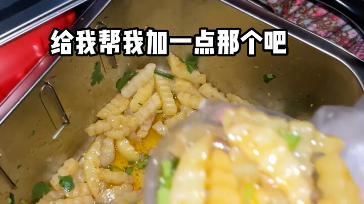 这年头居然还能花一块买到一碗红薯粉盖土豆！！！！学校门口的物价真的感人