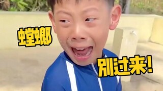 玩沙子时候一只小螳螂爬到了准准手上…