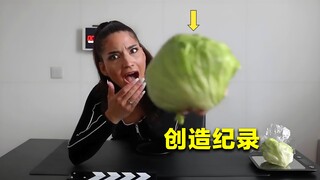 Một người phụ nữ xinh đẹp đã ăn hết một cây xà lách trong 42,99 giây, lập kỷ lục nhưng lại không đượ