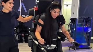أصيبت امرأة بالشلل من الخصر إلى الأسفل قبل 10 سنوات بسبب حادث سيارة، والآن بفضل جهاز الهيكل الخارجي،