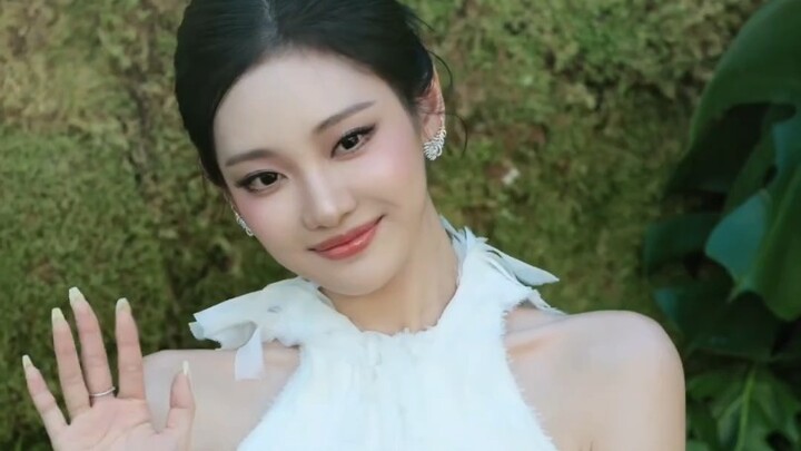 ลุคพรมแดงครั้งแรกในวงการบันเทิงจีนของ หนิงอี้จั๋ว หนิงหนิงปรากฏตัวบนพรมแดงงาน Vogue Vacation ที่ซานย