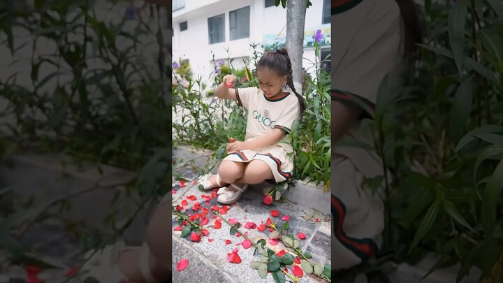 SHK - Cô Gái Trả Giá Vì Phá Hoại Hoa - Girl Was Punished For Destroying Flowers #shorts #sad