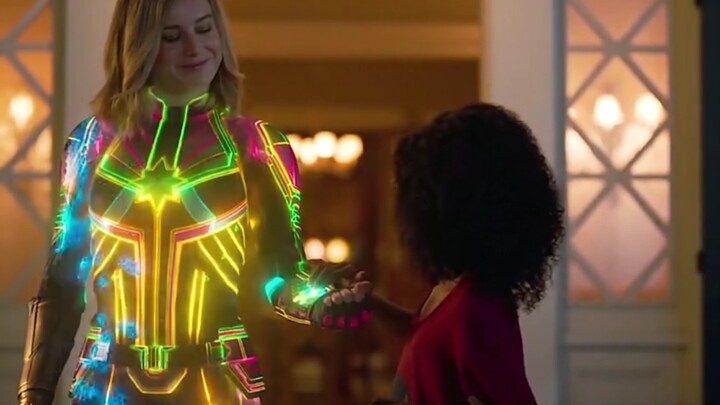 Pertunjukan ganti kostum Captain Marvel yang pasti belum pernah Anda lihat