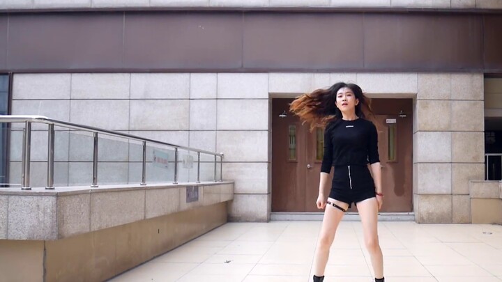 【Zhang Xiaoqianer】Up to me dance cover~ The beginning has a sense of déjà vu of a blockbuster, and t