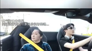 “像坐公交车一样每站停一站”男生带着保姆阿姨出来兜风，阿姨展示出什么叫勤俭持家
