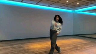 Jang Kyu-jin biểu diễn trực tiếp ca khúc "EASY" của LE SSERAFIM