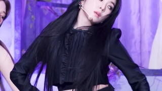 【Bai Zhuxuan】Performing an arrogant and aloof head-lifting choreography, she tightly pinched the wea