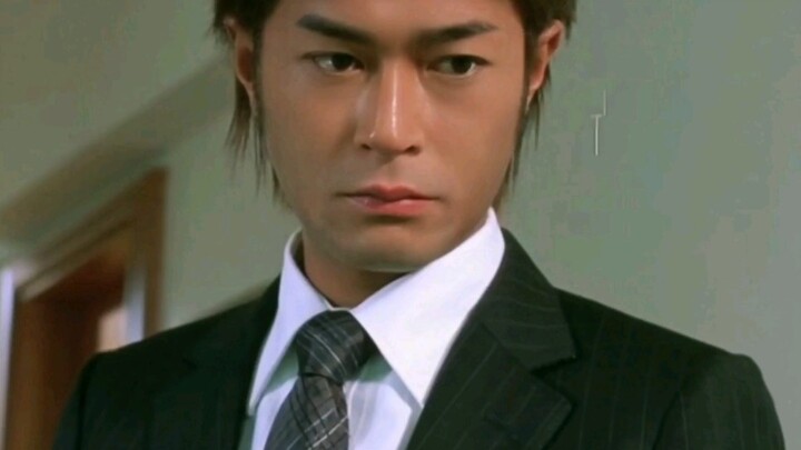 Ketika tunangannya yang sebenarnya muncul, hanya berdiri di sana saja sudah cukup membuatnya sedih..