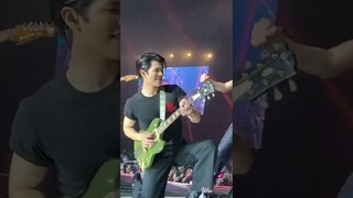 Guitarist Mile ♡ focus คุกเข่า - COCKTAIL performance • KinnPorsche World Tour D2 2022